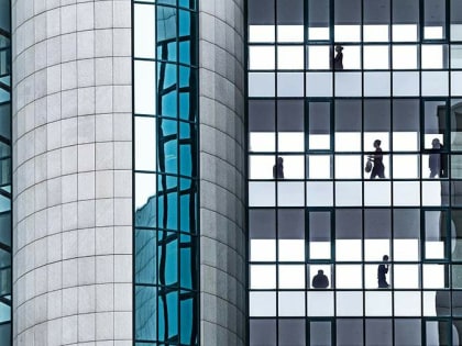 В Госдуме предложили сократить рабочую пятницу на два часа для женщин