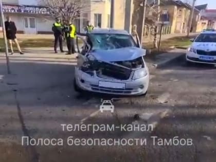 В Тамбове при столкновении хлебовоза и легковушки пострадали три человека