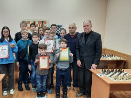 Школьники сразились на турнире по русским шашкам