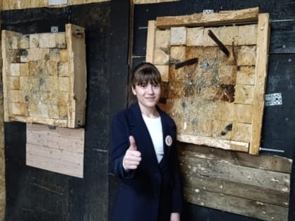 Школьники попробовали себя в роли метателей ножей