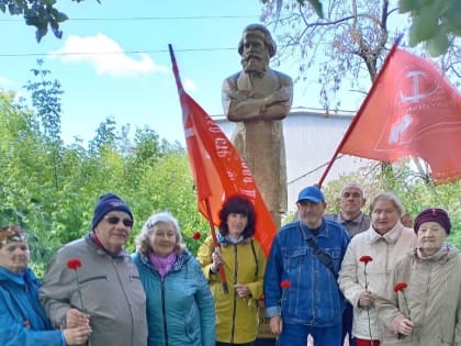 Цветы великому мыслителю и революционеру