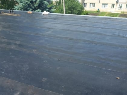 Единороссы Кирсановского округа проверили ход капитального ремонта кровли в многоквартирном доме