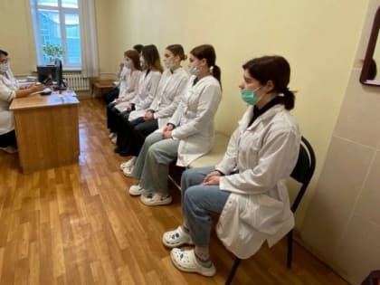 Студентам медколледжа рассказали об опасной моде на вейпы