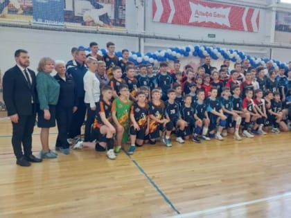 Волейболисты встретились на спортивной площадке