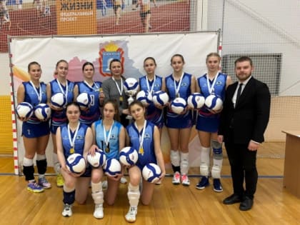 Волейболистки получили новые мячи