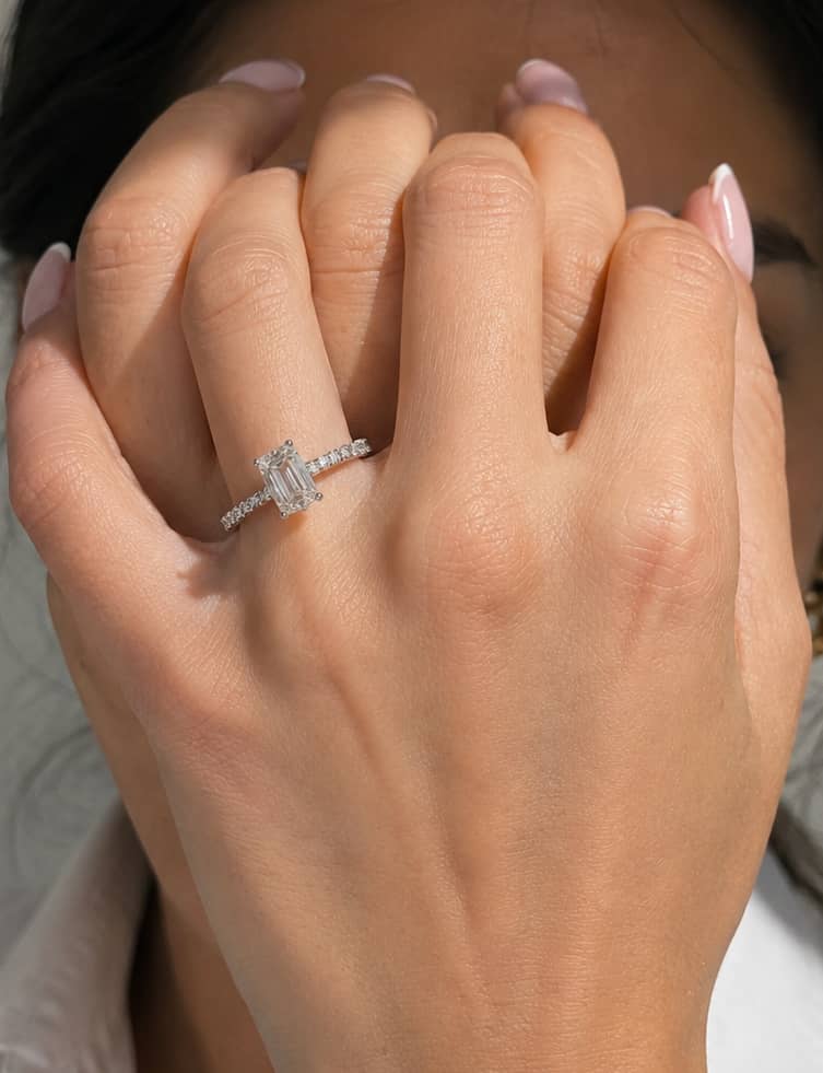 Le'a worn on the hand