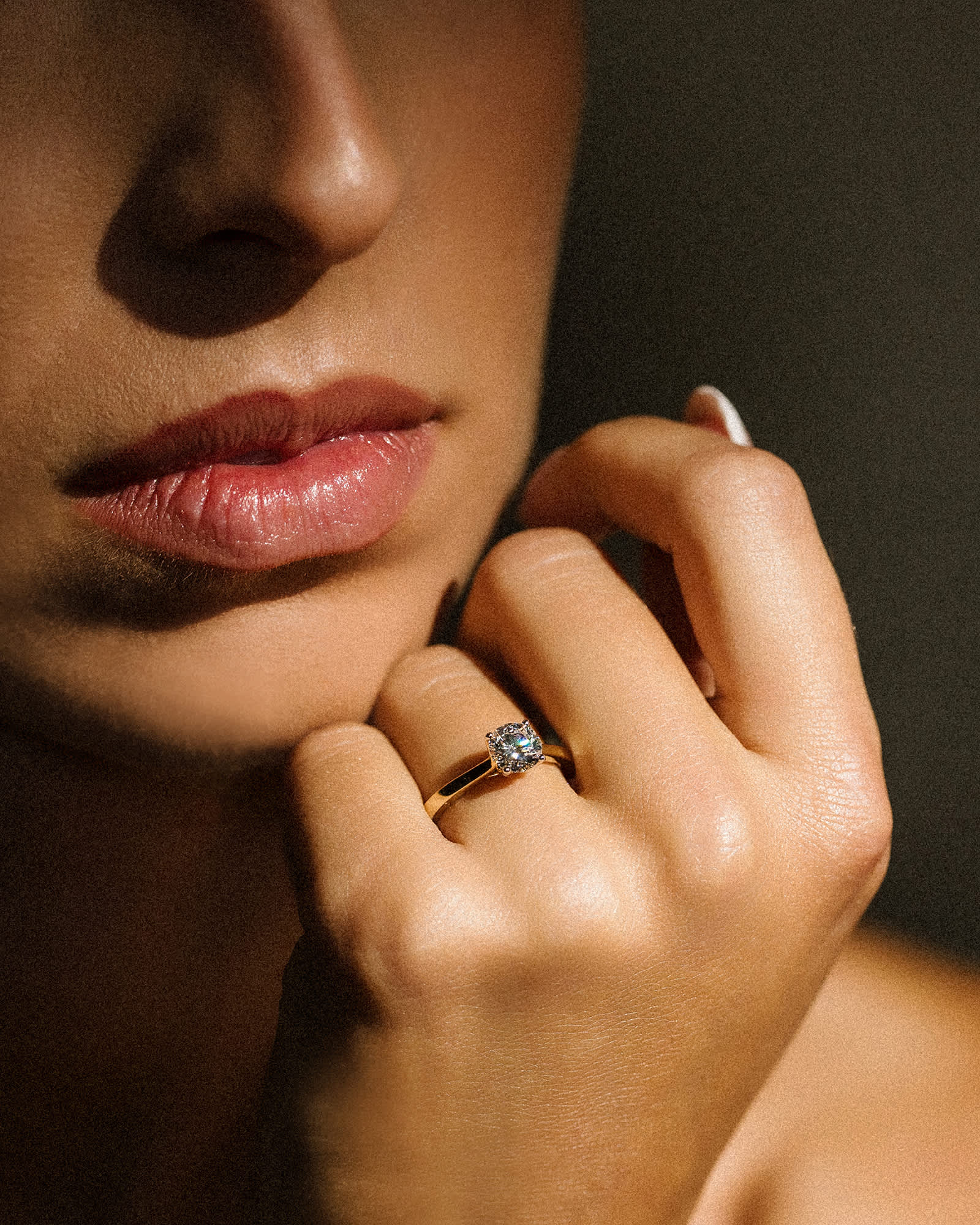 Dawn worn on the hand, photo 2