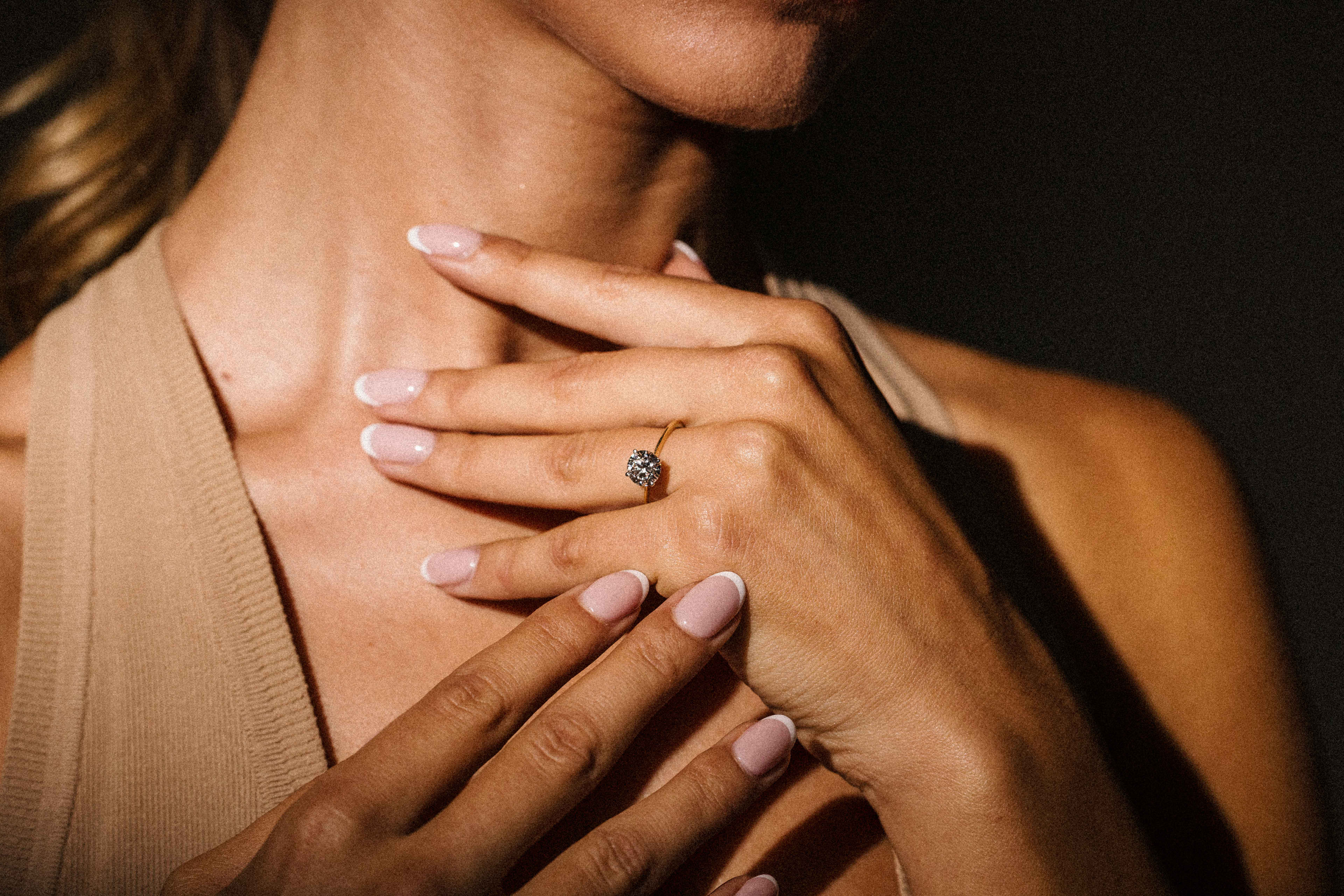Clara ring, side view