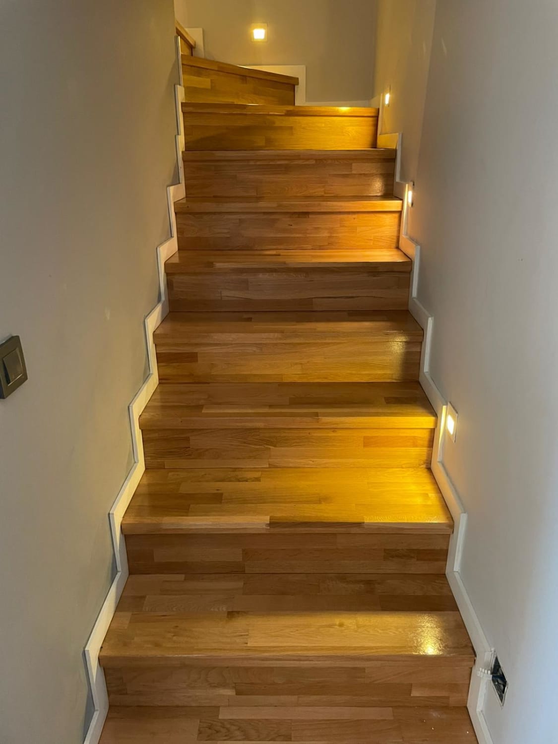 3S STRİP MEŞE LAMİNE PARKE MERDİVEN