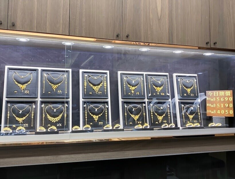 華麗的黃金套組是婚嫁喜慶常備禮品。(Photo by Natalie)