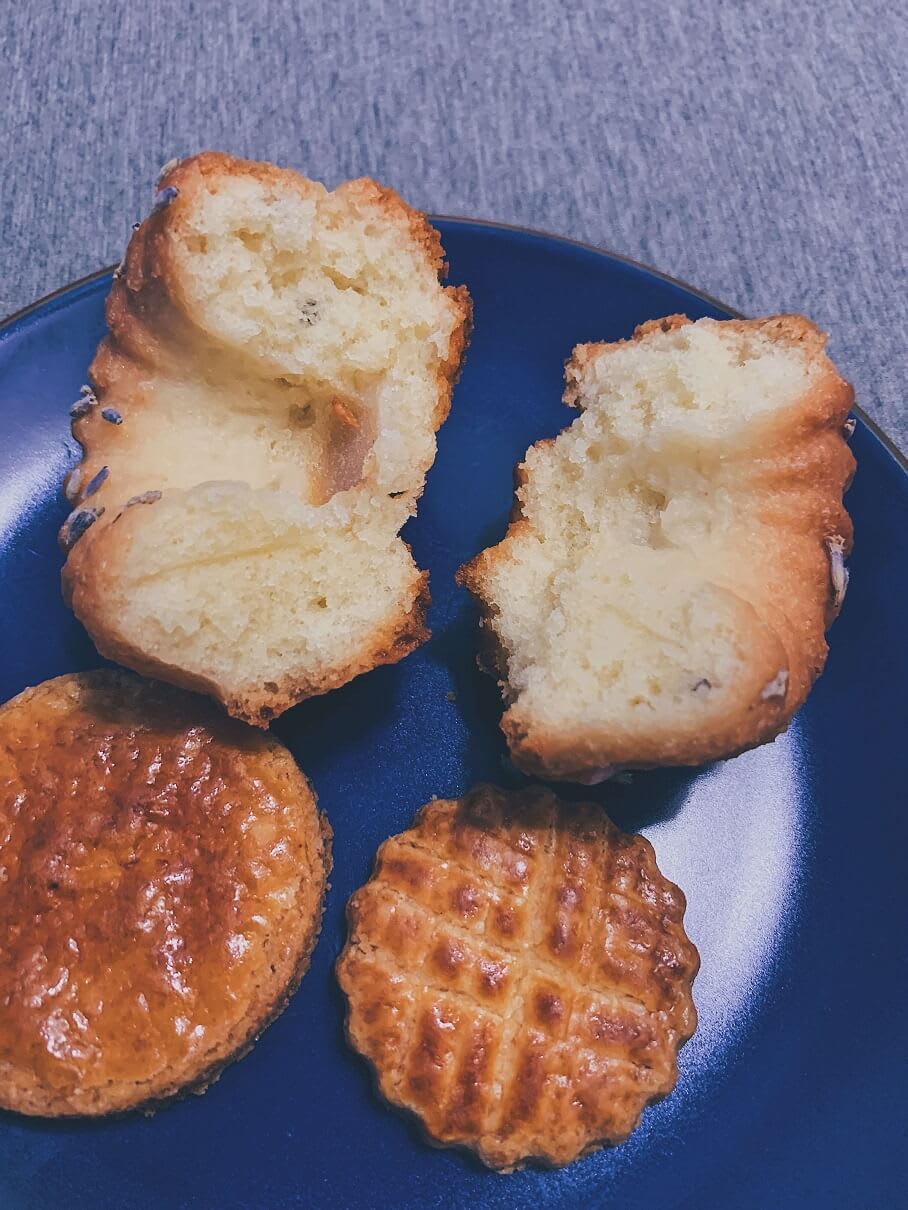 原味費南雪剖面與奶油酥餅（Photo by Selena）