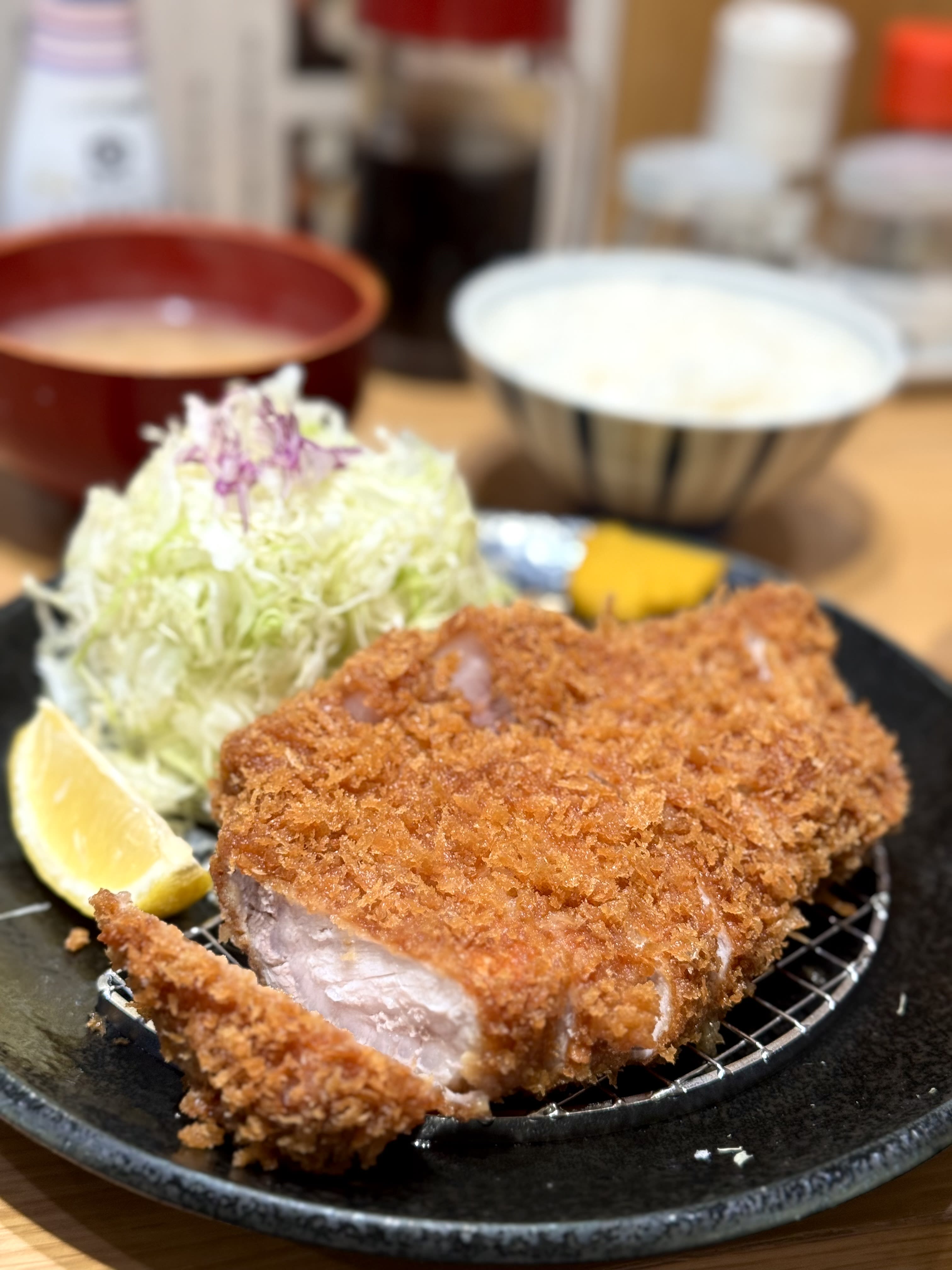 薄野商圈有名的豬排百名店，外酥內嫩又多汁！