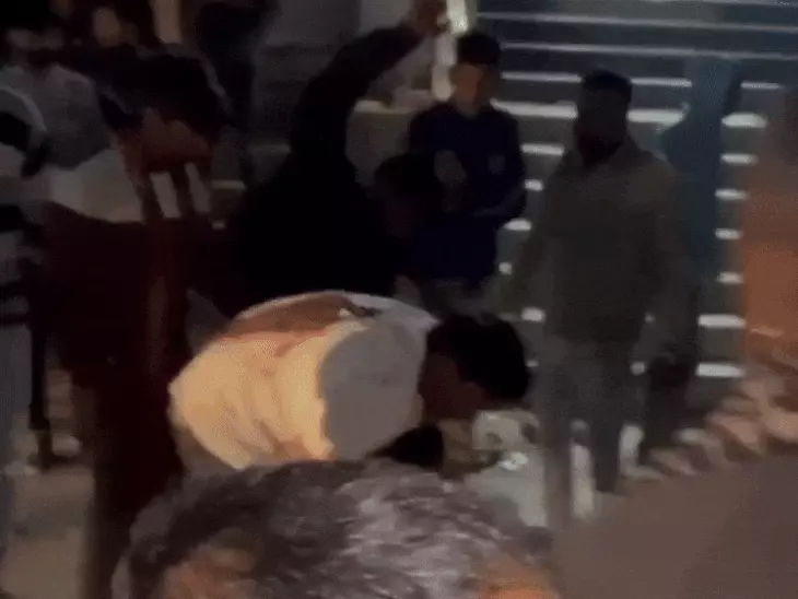 चाकूबाजी के घटना के बाद फैला तनाव, आक्रोशित लोगों ने थाने के बाहर किया प्रदर्शन