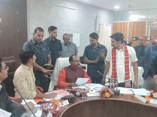  दिशा की बैठक बनी राजनीति का अखाडा, कलेक्टर के सामने सांसद रोत और रावत के बीच हुआ हाईवॉल्टेज ड्रामा