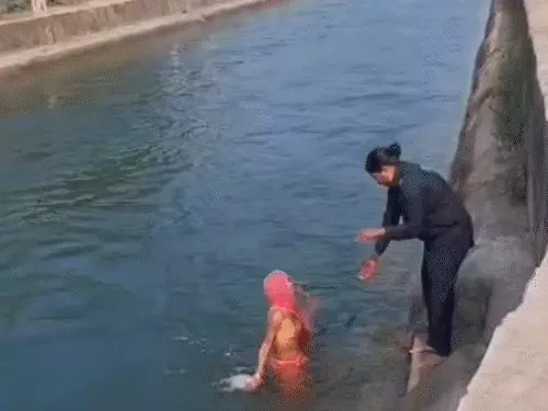 जान जोखिम में डालकर लेडी कॉन्स्टेबल ने बचाई महिला