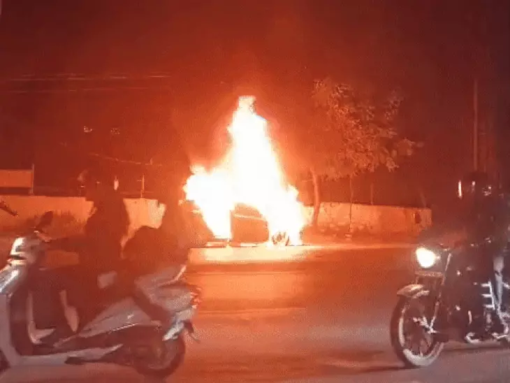 चलती कार में आग, ड्राइवर ने कूदकर बचाई जान