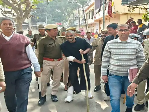 वाहनों में तोड़फोड़ के आरोपी का निकाला जुलूस