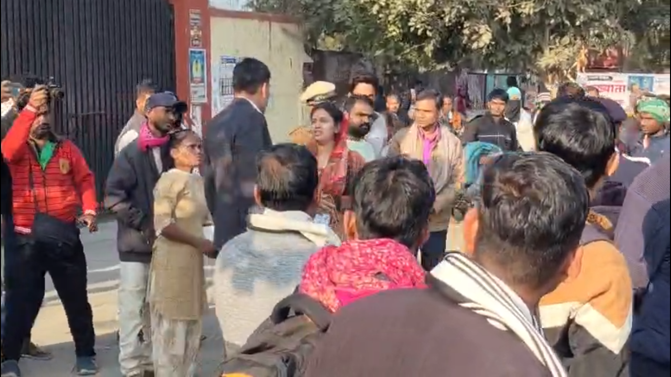 रीट परीक्षा में देरी से पहुंचने पर दो महिला अभ्यर्थियों को नहीं मिला प्रवेश