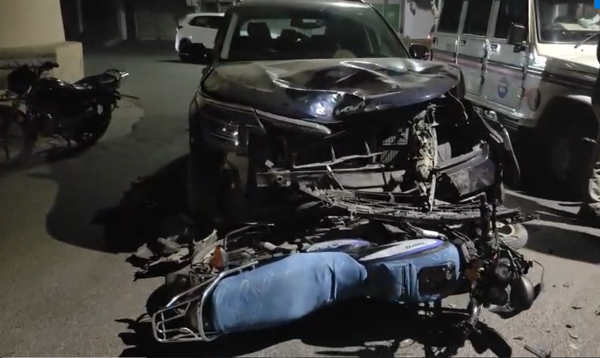 उदयपुर में तेज रफ्तार कार और बाइक में भिड़ंत