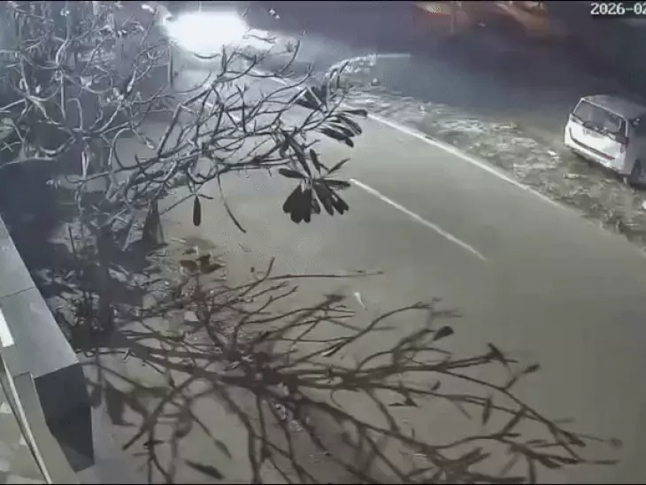 तेज रफ्तार कार गेट तोड़कर घर में घुसी