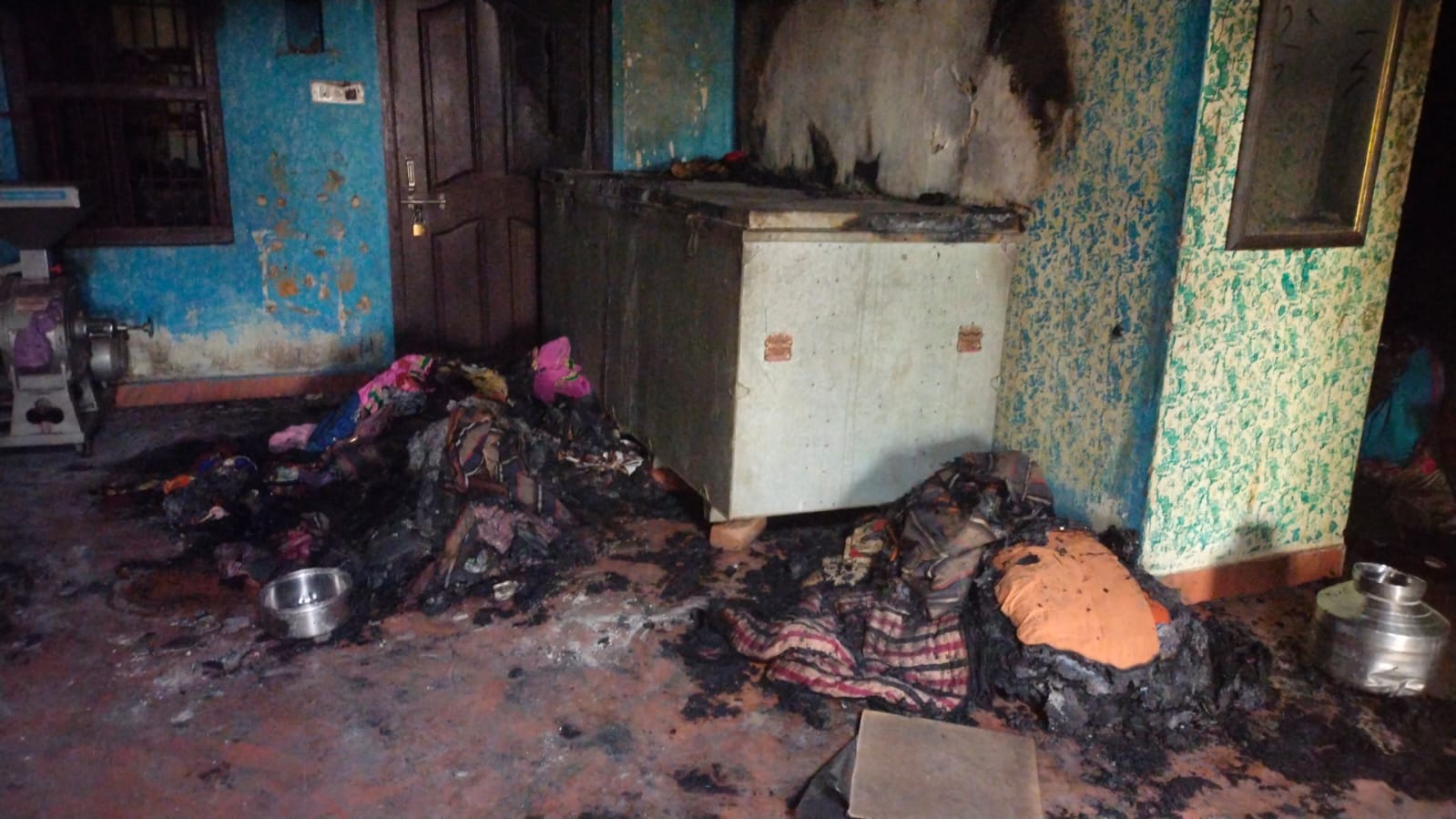 सुने मकान में चोरी करने के बाद लगाई आग
