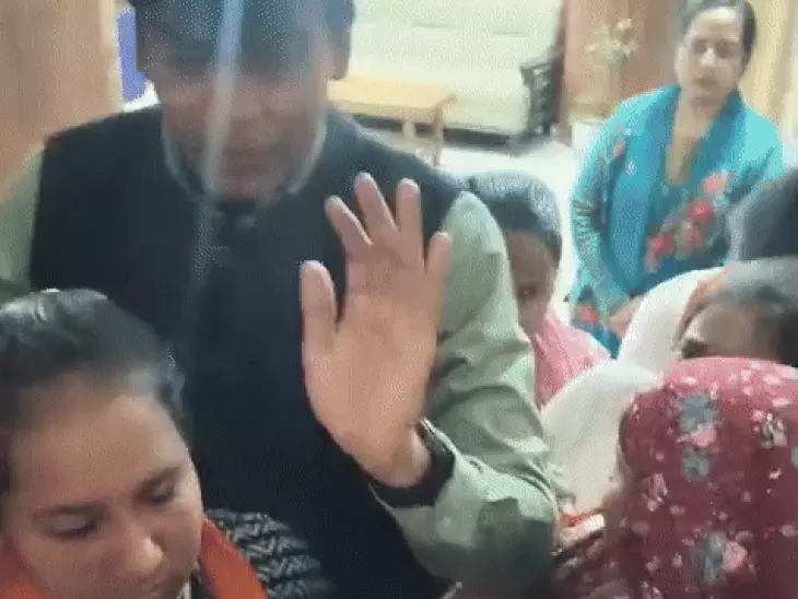  मीरा गर्ल्स कॉलेज में छात्राओं ने प्रिंसिपल को किया चैंबर में कैद