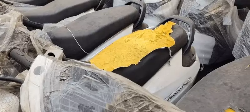 मीरा गर्ल्स कॉलेज में 3 साल से धूल फांक रही स्कूटियां