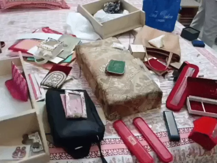 सूने मकान में लाखों की चोरी:20 तोला सोने की ज्वेलरी समेत कैश ले गए बदमाश