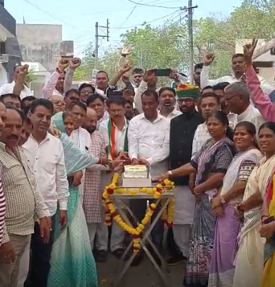 बांसवाड़ा में पूर्व सीएम अशोक गहलोत का मनाया जन्मदिन