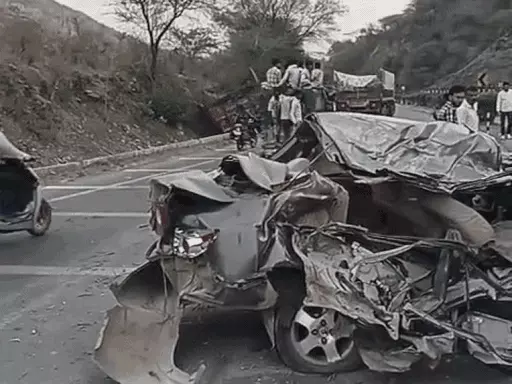 तेज रफ्तार कार डिवाइडर पार कर ट्रेलर से भिडी, हादसे में एक युवक की हुई दर्दनाक मौत