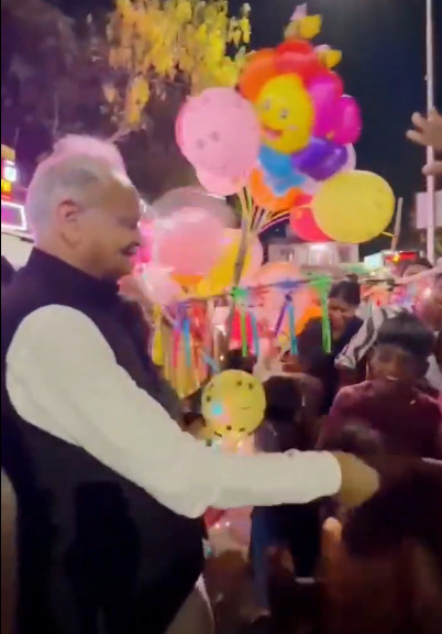 फतह सागर पर बच्चों के बीच पहुंचे पूर्व सीएम अशोक गहलोत