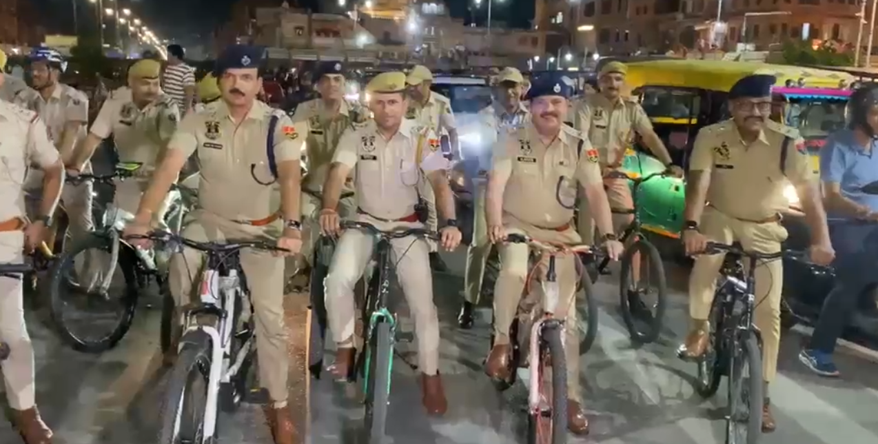 पीएम की अपील के बाद लग्जरी गाड़ियां छोड़ सड़कों पर उतरे पुलिस अधिकारी
