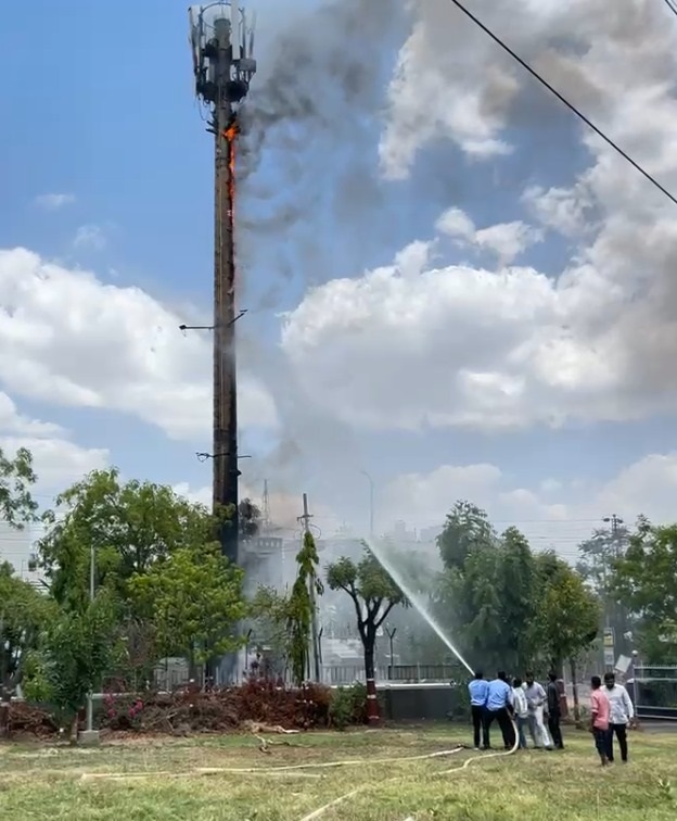 पीएफ कार्यालय के बाहर मोबाइल टावर में लगी आग, कर्मचारियों की सूझबूझ से टला बड़ा हादसा