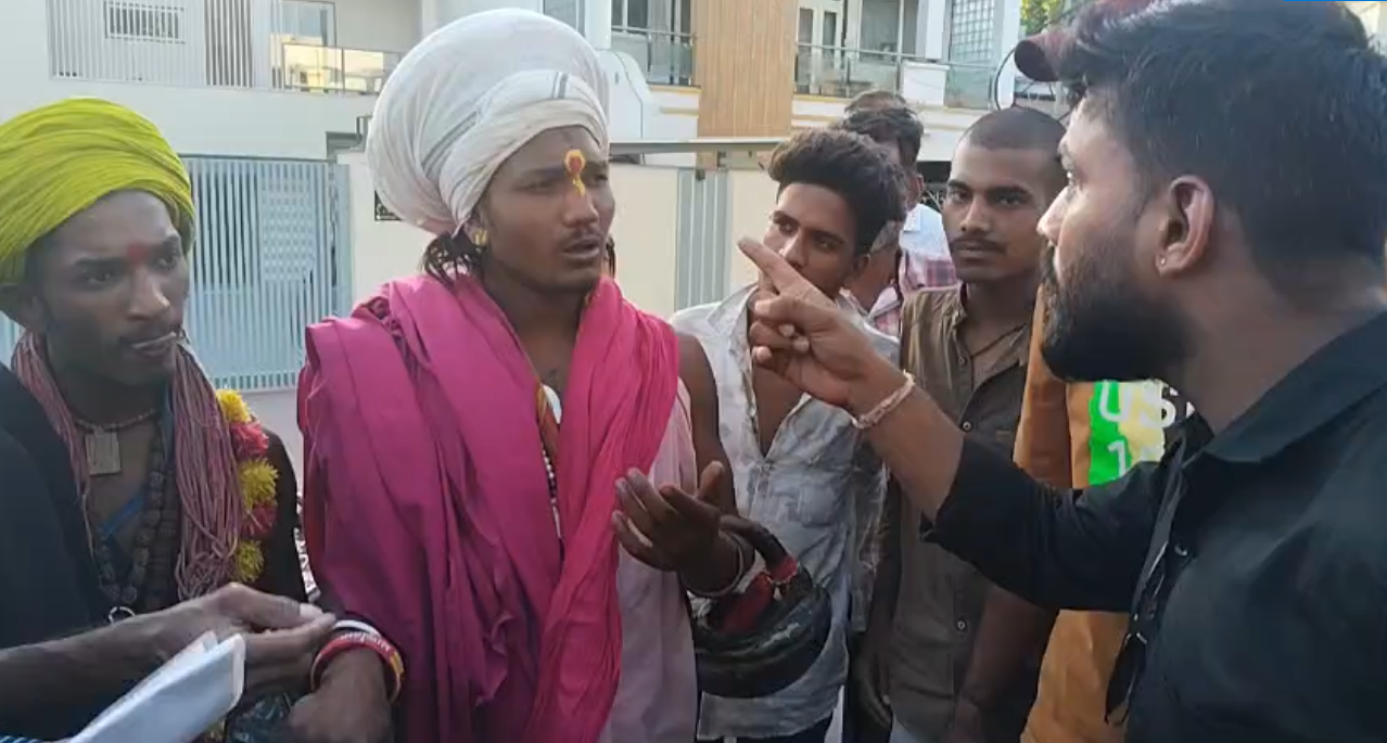  साधु के भेष में घूम रहे दो संदिग्ध को धरा, महिला के साथ बदसलूकी के बाद लोगों का फूटा गुस्सा