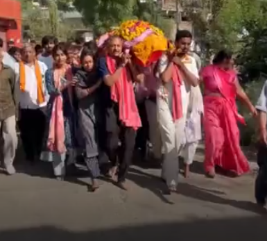  चार बेटियों ने निभाई मां की अंतिम इच्छा, खुद ने कंधा देकर दी मुखाग्नि