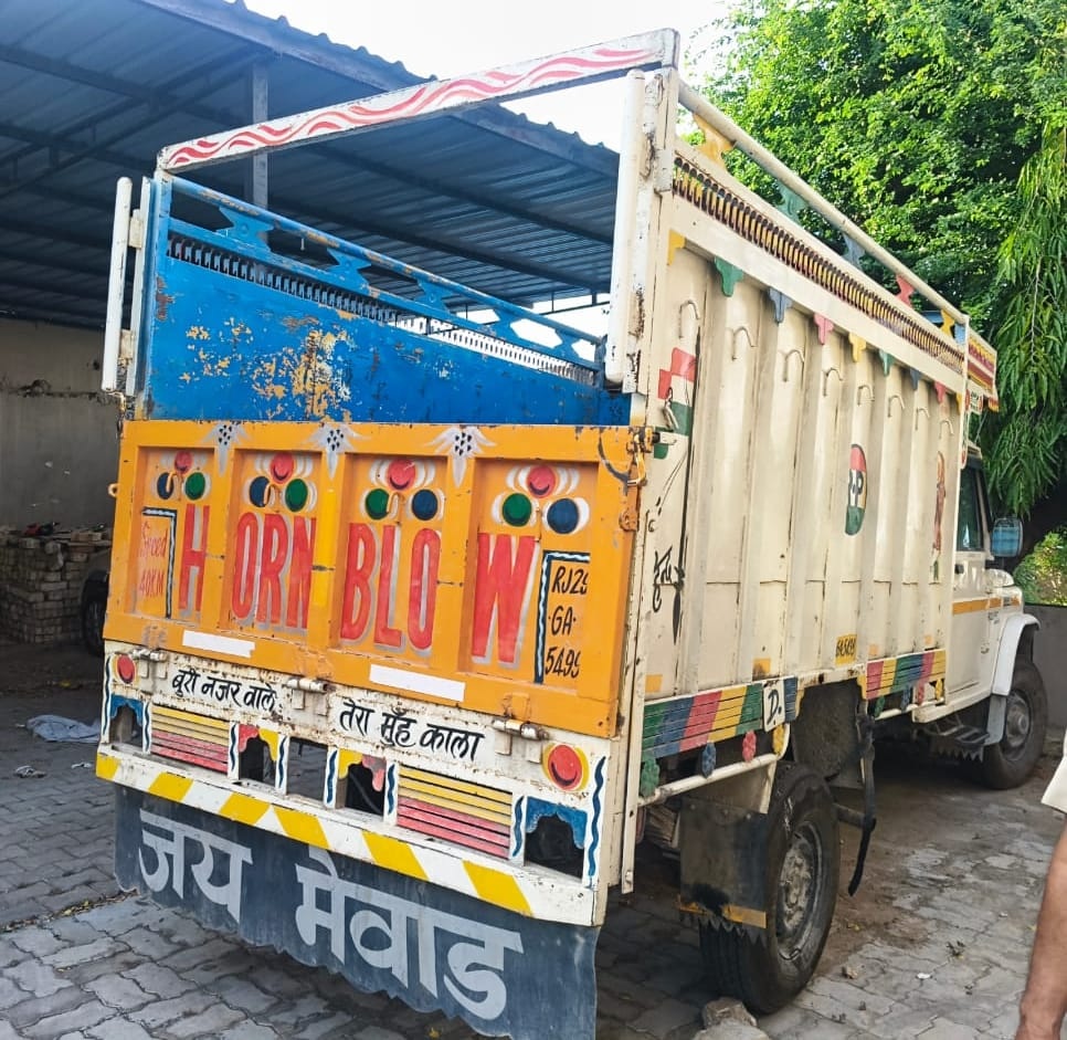 वाहन चोर गिरोह का शातिर बदमाश हुआ गिरफ्तार, चोरी की गई पिकपअ को भी किया बरामद
