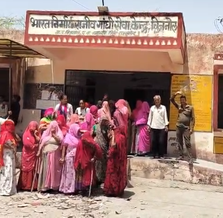 पानी संकट को लेकर ग्रामीणों का फूटा गुस्सा, जलदाय विभाग कार्यालय के बाहर महिलाओं ने फोड़े