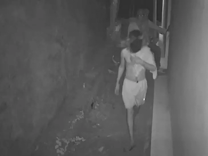 लंगूर का मुखौटा पहनकर चोरी करने आया चोर-VIDEO ज्वेलरी शॉप की खिड़की तोड़ता आया नजर, दो नकाबपोश भी साथ थे