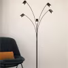 Zwarte metalen vloerlamp met vijf verstelbare GU10 LED-lichtbronnen en mat zwarte afwerking Zwarte metalen vloerlamp met vijf verstelbare GU10 LED-lichtbronnen en mat zwarte afwerking