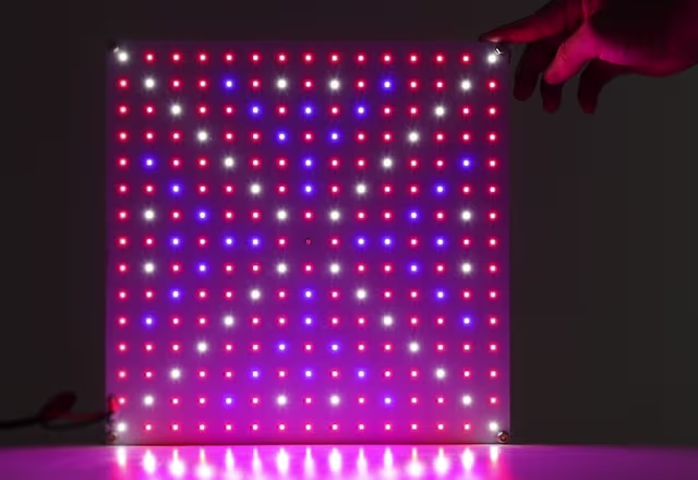 vierkant 40W full-spectrum LED groeipaneel voor planten met footprint van 75 bij 75 centimeter vierkant 40W full-spectrum LED groeipaneel voor planten met footprint van 75 bij 75 centimeter