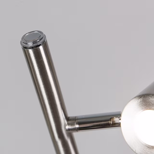 Dimbare LED vloerlamp met drie lichtbronnen in nikkelkleur en warm wit licht van 20.7W vermogen Dimbare LED vloerlamp met drie lichtbronnen in nikkelkleur en warm wit licht van 20.7W vermogen