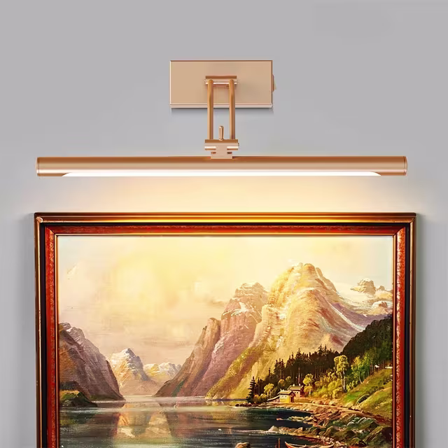 Kantelbare LED wandlamp in goud en wit met 8W vermogen en warm wit licht van 3000K en 700 lumen Kantelbare LED wandlamp in goud en wit met 8W vermogen en warm wit licht van 3000K en 700 lumen