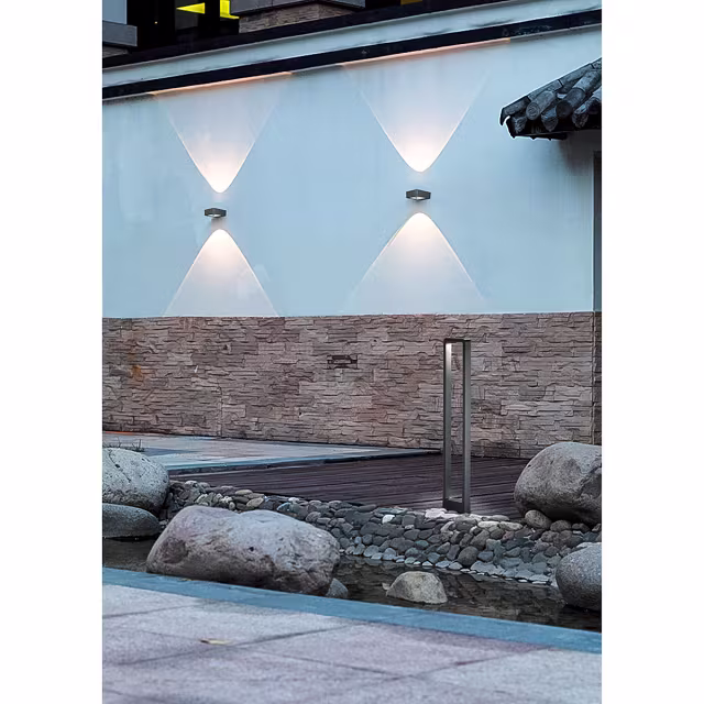Staande LED buitenlamp in mat antraciet aluminium met 4W vermogen en warm wit licht van 3000K Staande LED buitenlamp in mat antraciet aluminium met 4W vermogen en warm wit licht van 3000K
