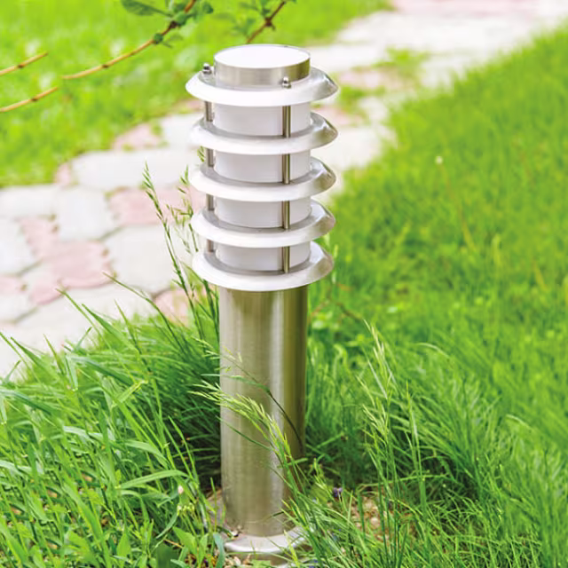 Ronde staande buitenlamp van RVS met E27 fitting en warm wit LED-licht van 5.5W en 2700K Ronde staande buitenlamp van RVS met E27 fitting en warm wit LED-licht van 5.5W en 2700K