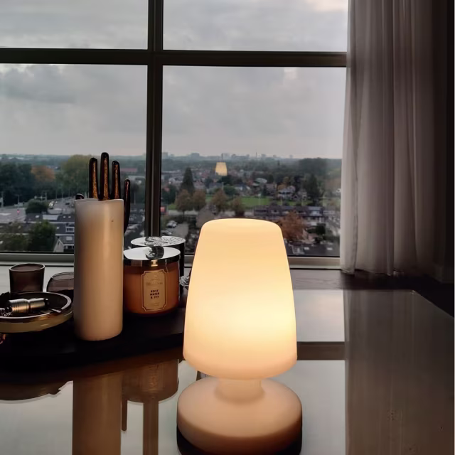 HLW LED LED Tafellamp met USB Oplaadfunctie, Spatwaterdicht en Stoffen Kap - Witte HLW LED LED Tafellamp met USB Oplaadfunctie, Spatwaterdicht en Stoffen Kap - Witte