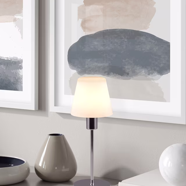 Chroomkleurige LED tafellamp met kegelvormige kap en E14 fitting tot 40W vermogen Chroomkleurige LED tafellamp met kegelvormige kap en E14 fitting tot 40W vermogen