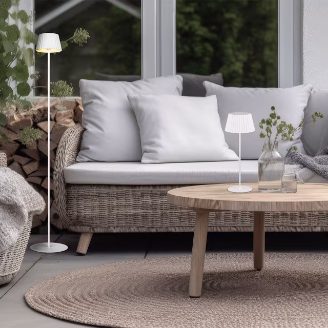 Mat witte metalen LED tafellamp met warm wit licht 3000K en oplaadbare batterij Mat witte metalen LED tafellamp met warm wit licht 3000K en oplaadbare batterij