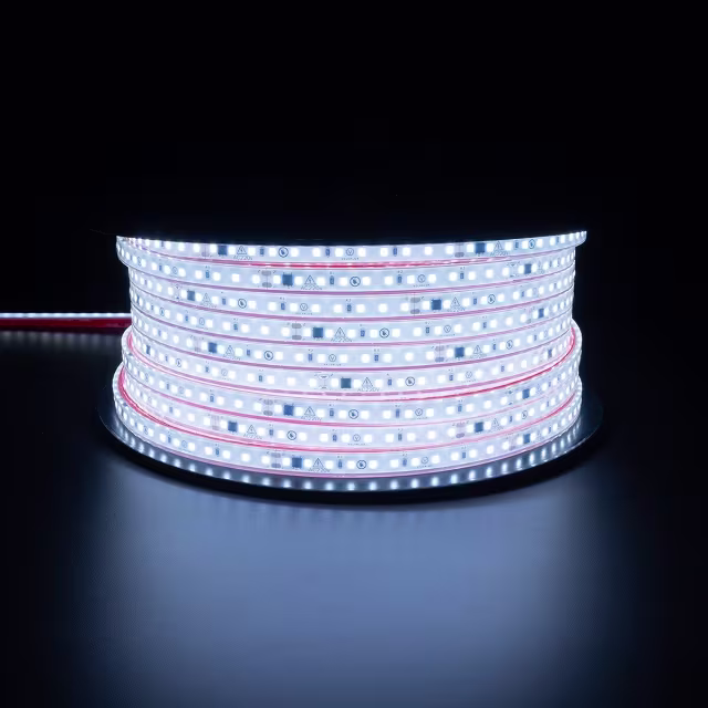 Dimbare waterdichte LED strip 50 meter in helder koud wit 6000K met 600W vermogen en 96000 lumen Dimbare waterdichte LED strip 50 meter in helder koud wit 6000K met 600W vermogen en 96000 lumen