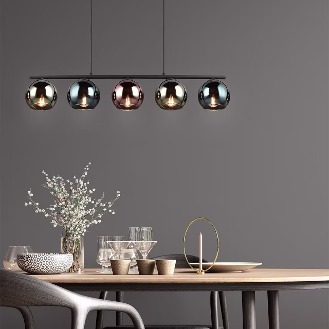 Zwarte modern vormgegeven LED hanglamp met vijf lichtpunten en multicolor glazen kappen, 10W vermogen Zwarte modern vormgegeven LED hanglamp met vijf lichtpunten en multicolor glazen kappen, 10W vermogen