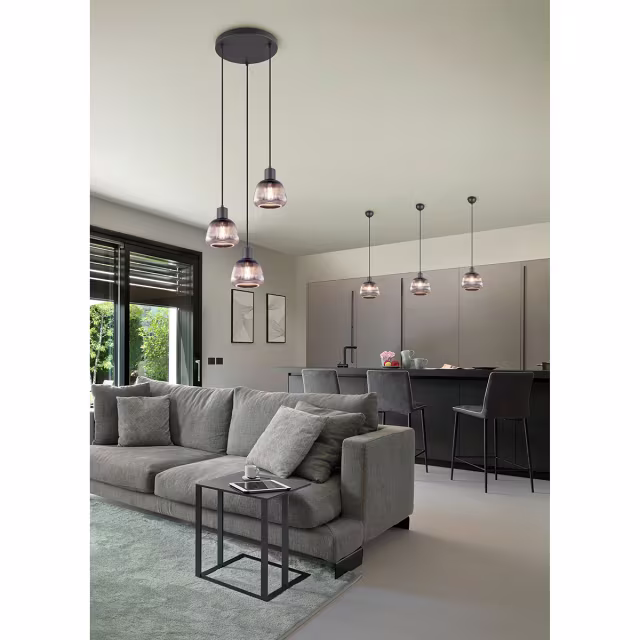 Zwarte metalen LED hanglamp met één lichtpunt en E27 fitting in modern design Zwarte metalen LED hanglamp met één lichtpunt en E27 fitting in modern design